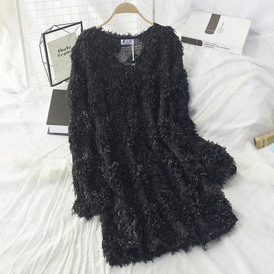 Női pulóver rojtokkal és V-nyakú fehér, fekete és rózsaszín színekben