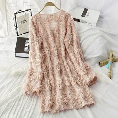 Női pulóver rojtokkal és V-nyakú fehér, fekete és rózsaszín színekben