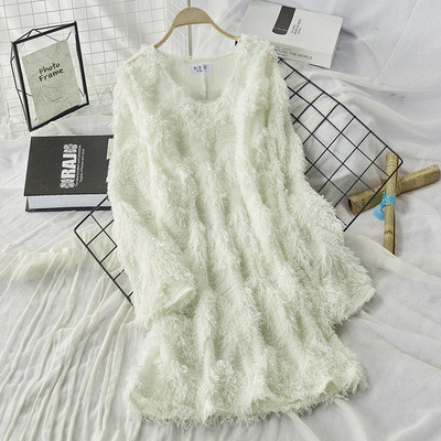 Női pulóver rojtokkal és V-nyakú fehér, fekete és rózsaszín színekben