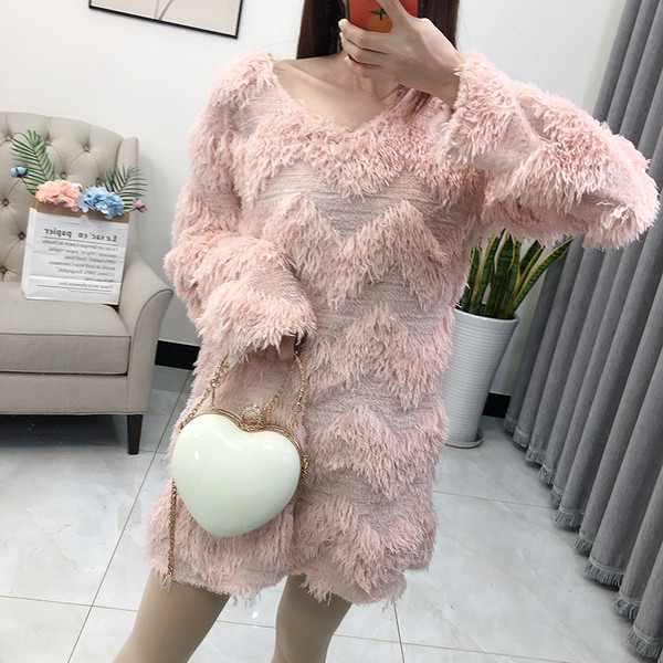 Női pulóver rojtokkal és V-nyakú fehér, fekete és rózsaszín színekben