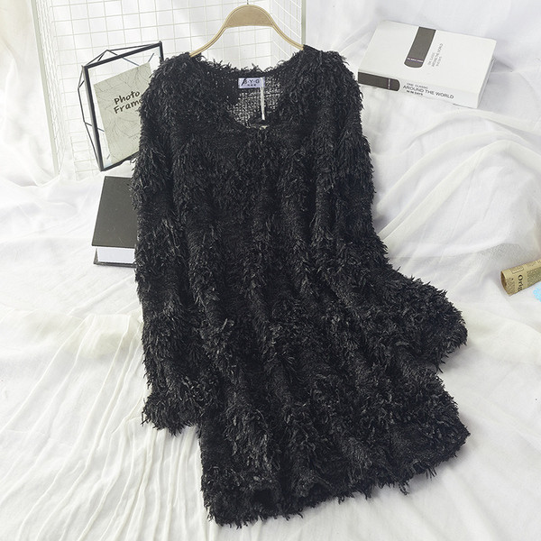 Női pulóver rojtokkal és V-nyakú fehér, fekete és rózsaszín színekben