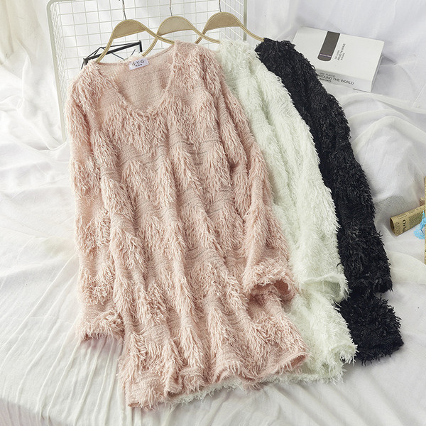 Női pulóver rojtokkal és V-nyakú fehér, fekete és rózsaszín színekben