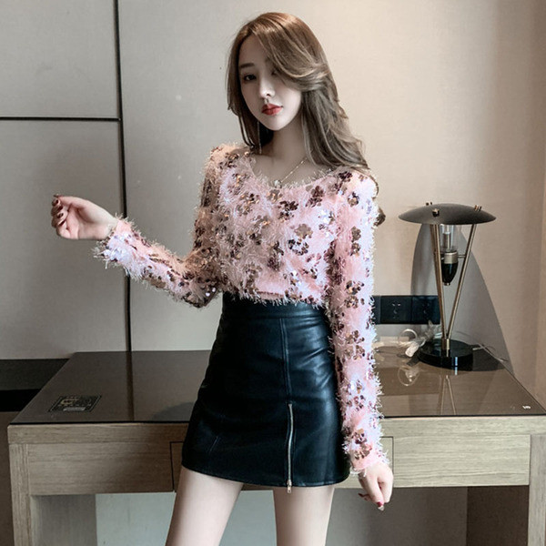 Μοντέρνα μπλούζα με κρόσσια και πούλιες σε ροζ και μαύρο χρώμα