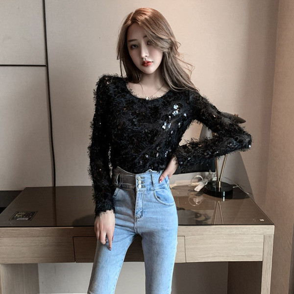 Μοντέρνα μπλούζα με κρόσσια και πούλιες σε ροζ και μαύρο χρώμα