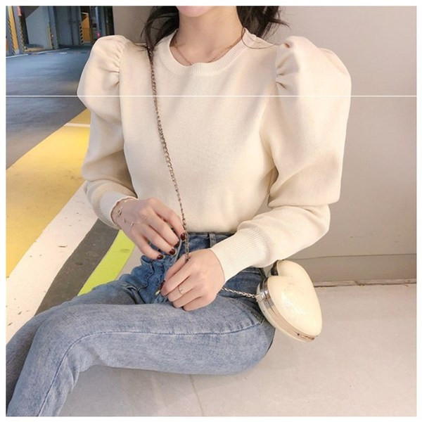 Női kötött pulóver ovális nyakkivágással és puffos ujjakkal bézs és rózsaszín színben