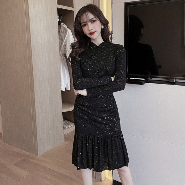 Μοντέρνο γυναικείο φόρεμα με κομψό αποτέλεσμα και μακριά μανίκια - στυλ ρετρό σε μαύρο χρώμα