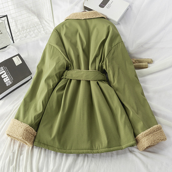 Γυναικείο τρίχωμα με απαλή επένδυση και ζώνη σε πράσινο και λευκό