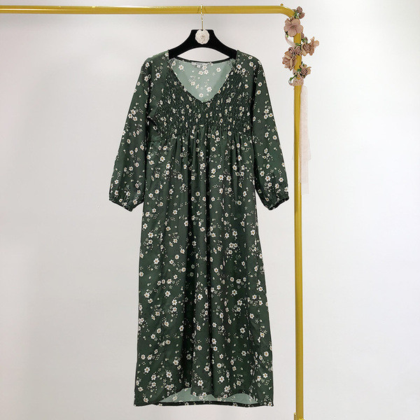 Hosszú tavaszi-őszi ruha 3/4 ujjal zöld színben, virágmintával