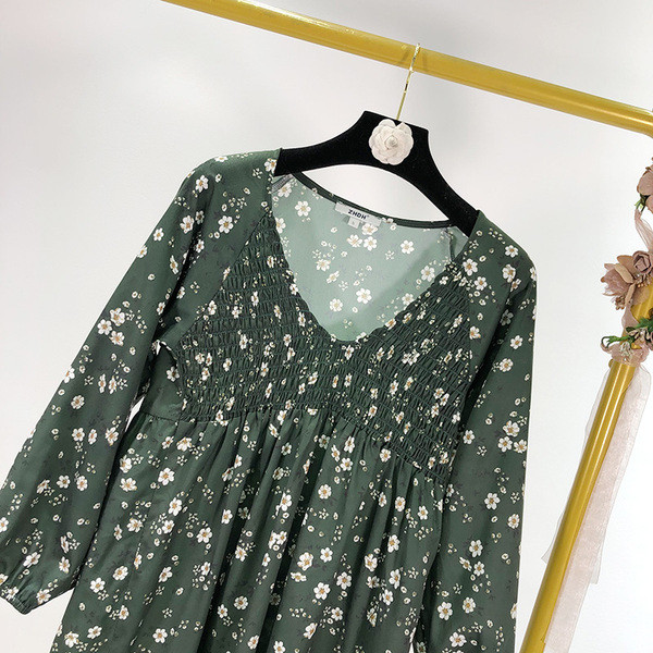 Hosszú tavaszi-őszi ruha 3/4 ujjal zöld színben, virágmintával