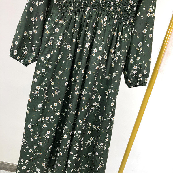 Hosszú tavaszi-őszi ruha 3/4 ujjal zöld színben, virágmintával