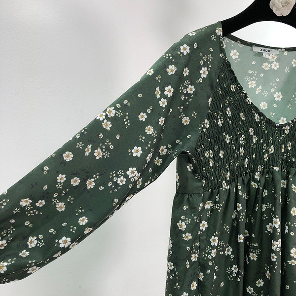 Hosszú tavaszi-őszi ruha 3/4 ujjal zöld színben, virágmintával