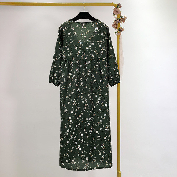 Hosszú tavaszi-őszi ruha 3/4 ujjal zöld színben, virágmintával