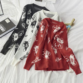 Γυναικείο πουλόβερ με αρκουδάκι και στρογγυλη λαιμόκοψη σε μαύρο, κόκκινο και λευκό χρώμα