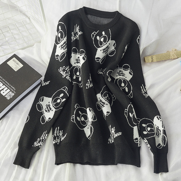 Γυναικείο πουλόβερ με αρκουδάκι και στρογγυλη λαιμόκοψη σε μαύρο, κόκκινο και λευκό χρώμα