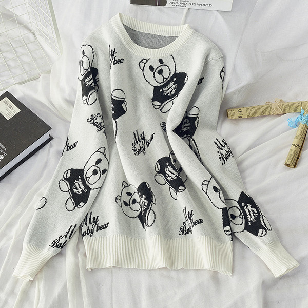 Γυναικείο πουλόβερ με αρκουδάκι και στρογγυλη λαιμόκοψη σε μαύρο, κόκκινο και λευκό χρώμα