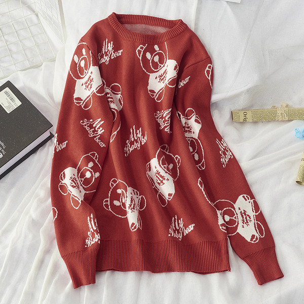 Γυναικείο πουλόβερ με αρκουδάκι και στρογγυλη λαιμόκοψη σε μαύρο, κόκκινο και λευκό χρώμα