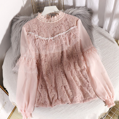 Μοντέρνο γυναικείο πουκάμισο από δαντέλα με πούλιες σε ροζ, μπεζ και λευκό χρώμα