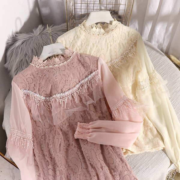 Μοντέρνο γυναικείο πουκάμισο από δαντέλα με πούλιες σε ροζ, μπεζ και λευκό χρώμα