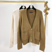 Cardigan de primăvară-toamnă de damă cu decolteu în V adânc și nasturi în alb și maro