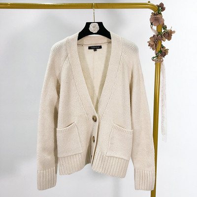 Cardigan de primăvară-toamnă de damă cu decolteu în V adânc și nasturi în alb și maro