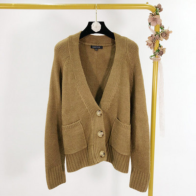 Cardigan de primăvară-toamnă de damă cu decolteu în V adânc și nasturi în alb și maro