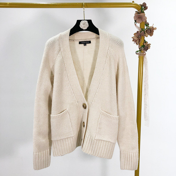 Cardigan de primăvară-toamnă de damă cu decolteu în V adânc și nasturi în alb și maro