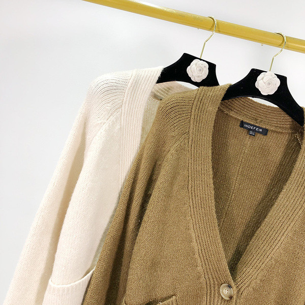 Cardigan de primăvară-toamnă de damă cu decolteu în V adânc și nasturi în alb și maro