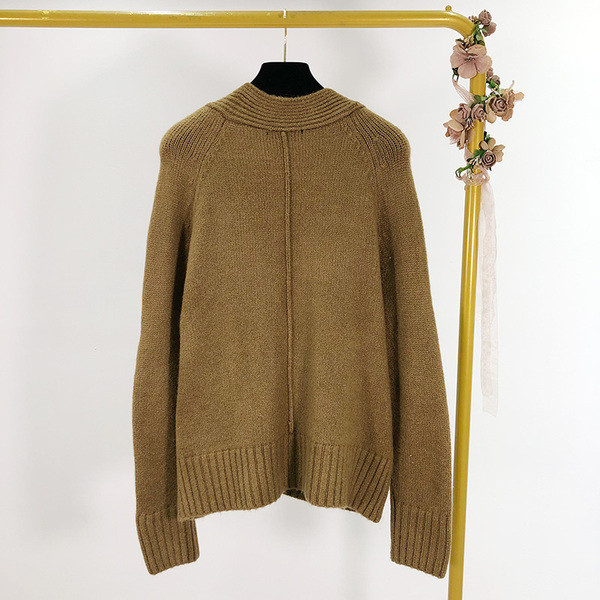 Cardigan de primăvară-toamnă de damă cu decolteu în V adânc și nasturi în alb și maro