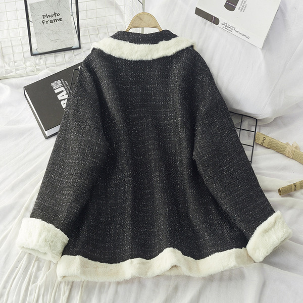 Дамско модерно ватирано палто от туид с пух и копчета в черен и бял цвят