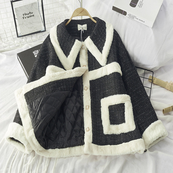 Дамско модерно ватирано палто от туид с пух и копчета в черен и бял цвят