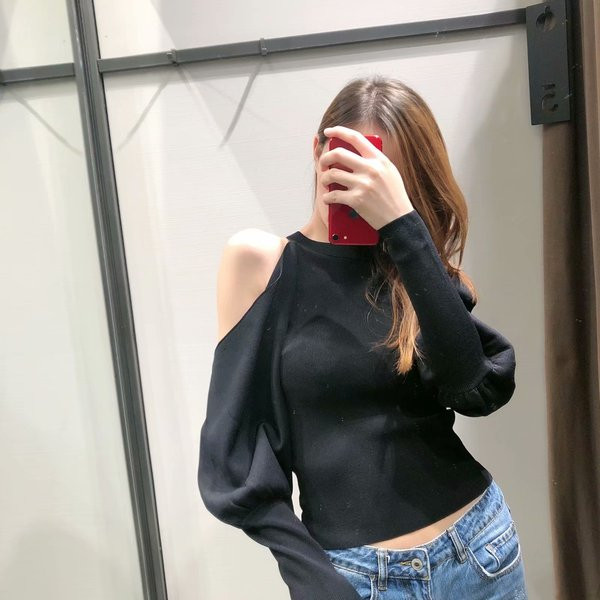 Μοντέρνο πλεκτό πουλόβερ με κολάρο και γυμνούς ώμους σε μαύρο χρώμα