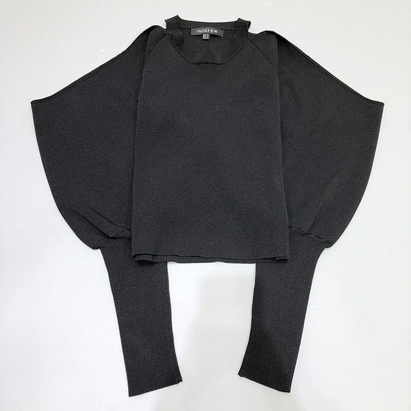 Μοντέρνο πλεκτό πουλόβερ με κολάρο και γυμνούς ώμους σε μαύρο χρώμα