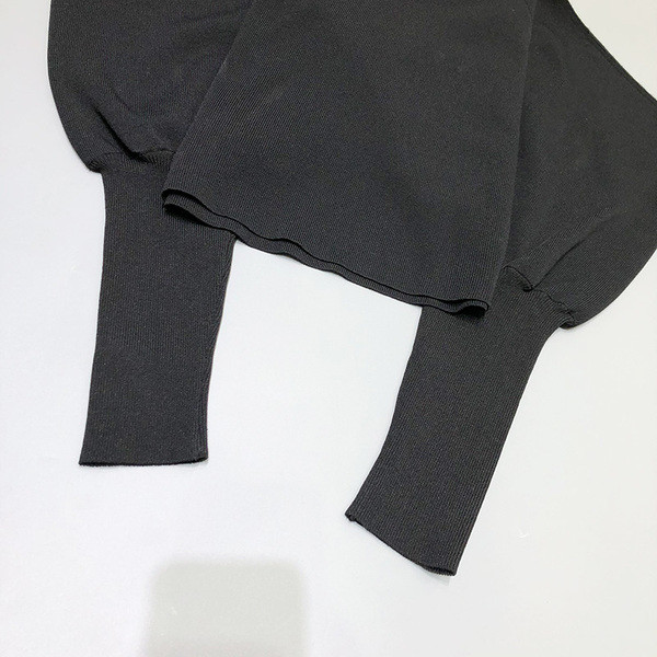 Μοντέρνο πλεκτό πουλόβερ με κολάρο και γυμνούς ώμους σε μαύρο χρώμα