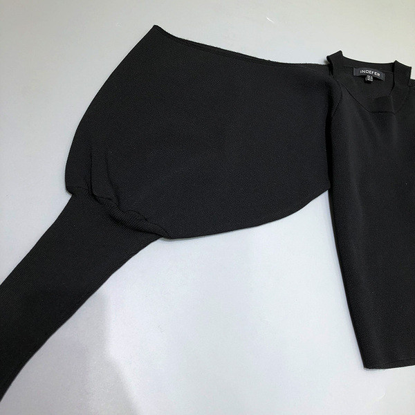 Μοντέρνο πλεκτό πουλόβερ με κολάρο και γυμνούς ώμους σε μαύρο χρώμα