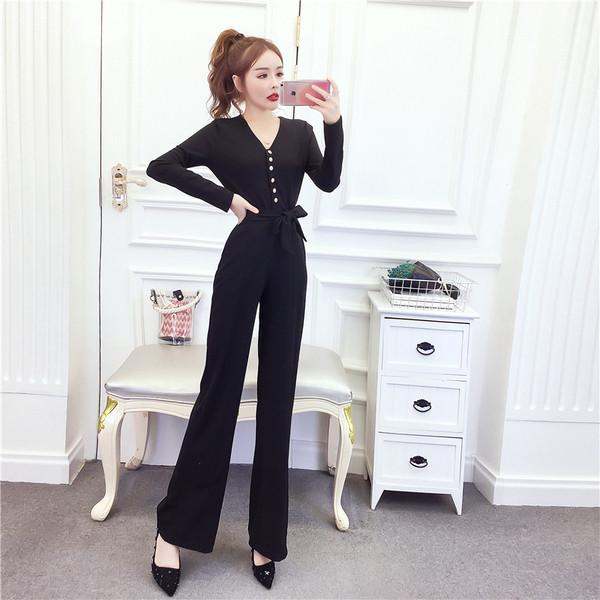 Új modell női hosszú overall spitz nyakkivágással, gombokkal és övvel kék és fekete színben