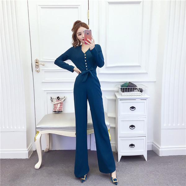 Új modell női hosszú overall spitz nyakkivágással, gombokkal és övvel kék és fekete színben