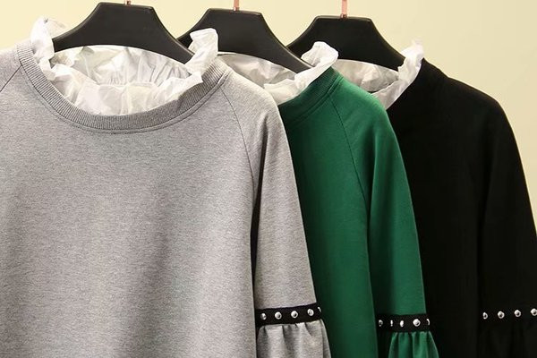 Καθημερινή γυναικεία μπλούζα με δαντέλα και μακριά μανίκια σε γκρι, πράσινο και μαύρο χρώμα