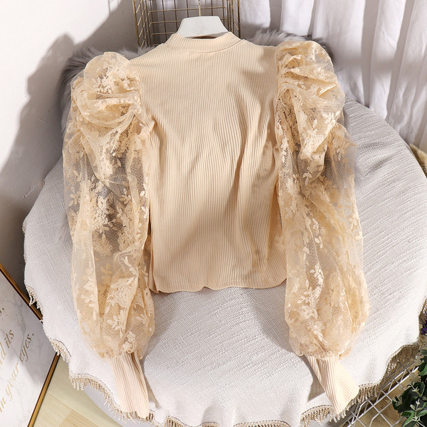 Μοντέρνα γυναικεία μπλούζα με μανίκια δαντέλα και οβάλ λαιμόκοψη σε διάφορα χρώματα