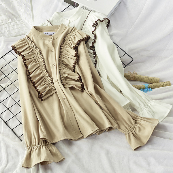 Γυναικείο πουκάμισο με βολάν και χαμηλό γιακά σε μπεζ, λευκό, πράσινο και ροζ χρώμα