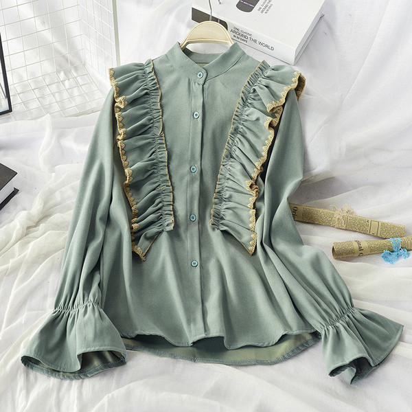 Γυναικείο πουκάμισο με βολάν και χαμηλό γιακά σε μπεζ, λευκό, πράσινο και ροζ χρώμα