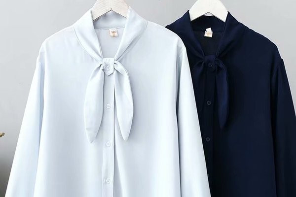 Modern női széles ing ovális nyakkivágással és hosszú ujjú fehér és kék színben