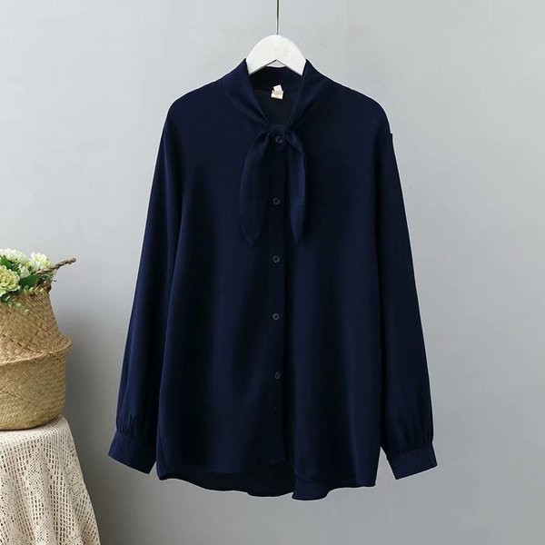 Modern női széles ing ovális nyakkivágással és hosszú ujjú fehér és kék színben