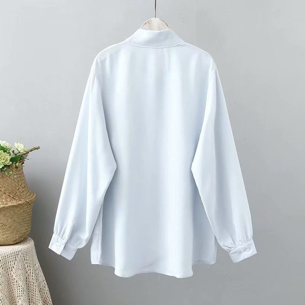 Modern női széles ing ovális nyakkivágással és hosszú ujjú fehér és kék színben