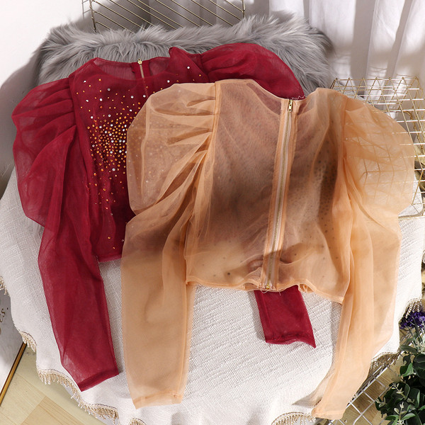 Μοντέρνα γυναικεία μπλούζα από τούλι με φερμουάρ και πέτρες σε κόκκινο, μπεζ, λευκό και μαύρο χρώμα