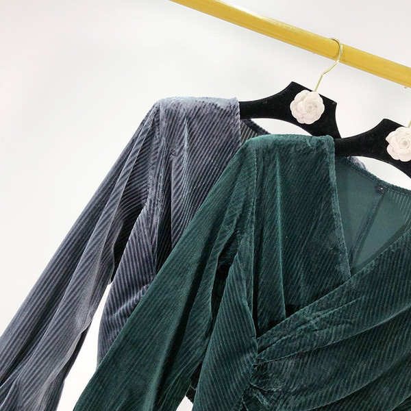 Rövid kordbársony blúz V-nyakkal és hosszú ujjú szürke és zöld színben