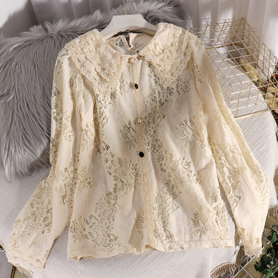 Casual γυναικείο πουκάμισο με δαντέλα και οβάλ λαιμόκοψη σε λευκό και μπεζ χρώμα