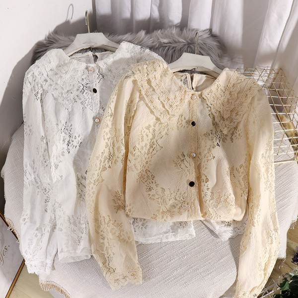 Casual γυναικείο πουκάμισο με δαντέλα και οβάλ λαιμόκοψη σε λευκό και μπεζ χρώμα