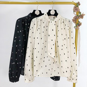 Modern női ing szalaggal a nyakkivágáson, fehér és fekete pöttyökkel