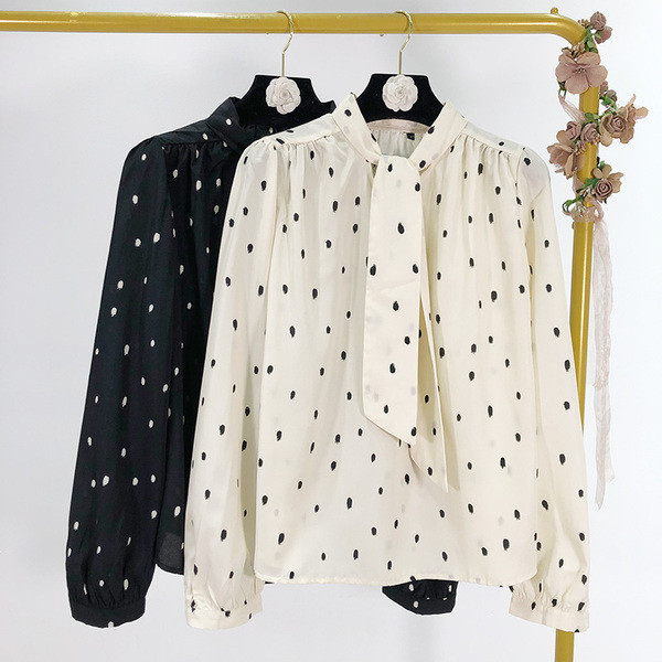 Modern női ing szalaggal a nyakkivágáson, fehér és fekete pöttyökkel