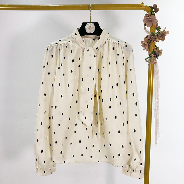 Modern női ing szalaggal a nyakkivágáson, fehér és fekete pöttyökkel